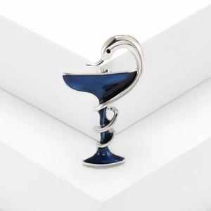 Broche médicale émaillée serpent et coupe en argent avec remplissage bleu foncé