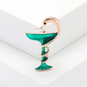Broche en or rose avec serpent et coupe d'Hygie, émail vert sur fond blanc