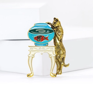 Broche créative en alliage avec chat doré et bocal à poissons, finition émail coloré