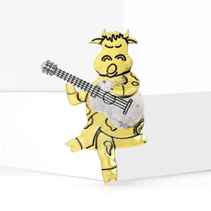 Kreative Vintage-Brosche aus Metall, Stier spielt Gitarre, goldene Kuh mit Silber-Gitarre
