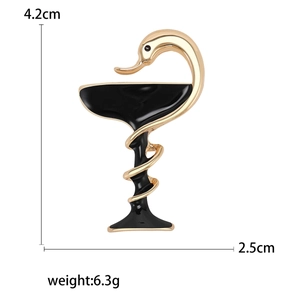Broche créative serpent et coupe en émail noir et doré avec dimensions 4,2x2,5cm
