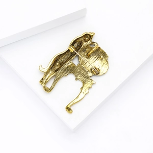 Vue arrière détaillée d'une broche léopard dorée montrant l'épingle et la texture en alliage