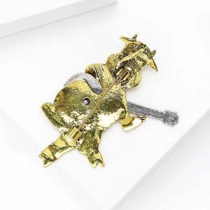Kreative Brosche Stier mit Gitarre Rückseite mit Metallnadelverschluss in Silber und Gold