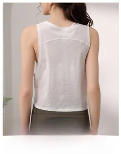 Nahaufnahme des atmungsaktiven weißen Tencel-Baumwoll-Sporttops mit weiten Armausschnitten