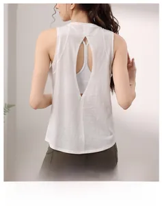 Dettaglio del design con schiena scoperta della canotta da yoga bianca senza cuciture
