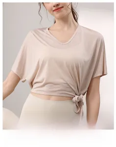 Détail du haut de yoga ample en tencel avec col en V et taille à nouer latérale