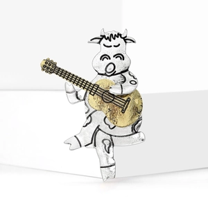 Kreative Retro-Legierungsbrosche mit Gitarre spielender Kuh in Vintage-Silber und Gold-Finish