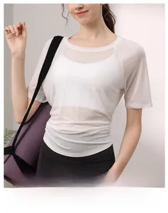 Détail du tissu en maille blanche respirante pour haut de yoga léger pour femme