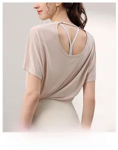 Détail d'un haut de sport en tencel beige avec dos ajouré pour le yoga et le pilates