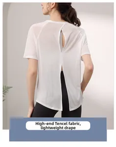 Détail du haut de yoga blanc en tencel avec fente au dos élégante pour la respirabilité