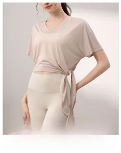 Détail du nœud latéral et de la texture en Tencel du haut de yoga pour femmes