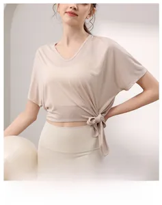 Détail du nœud latéral élégant sur ce haut de yoga respirant en tissu Tencel