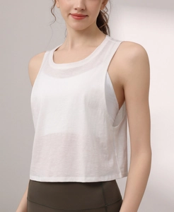 Detailansicht aus atmungsaktivem weißem Tencel-Baumwollstoff am lockeren Yoga-Top
