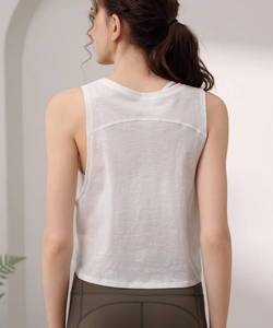 Rückansicht der atmungsaktiven weißen Tencel-Baumwoll Yoga-Weste für professionelles Training