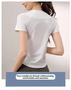 Dettaglio cucitura piatta a quattro aghi e sei fili su t-shirt sportiva bianca