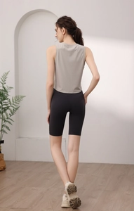 Vue arrière d'un débardeur de sport gris clair avec un short de yoga noir taille haute