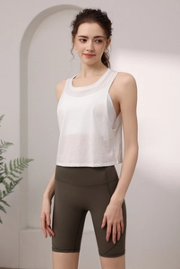 Detailaufnahme des atmungsaktiven Tencel-Baumwollstoffs bei einem weißen Yoga Tanktop
