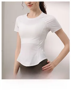 Dettaglio della t-shirt da yoga bianca slim fit con cuciture professionali a quattro aghi e sei fili