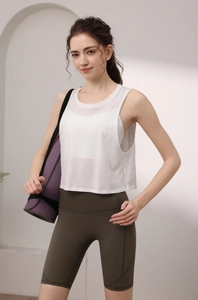 Detailansicht weißes Yoga-Crop-Top aus Tencel-Baumwolle mit olivgrünen Leggings