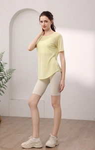 Détail du haut de yoga en mesh jaune clair avec ourlet fendu et tissu respirant