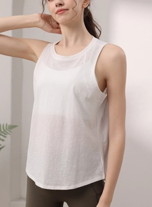 Dettaglio della maglia yoga bianca senza maniche in cotone tencel con tessuto traspirante