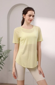 Détail du t-shirt de yoga jaune léger avec tissu respirant et ourlet fendu élégant