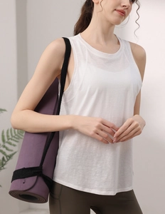 Dettaglio del top da yoga bianco in cotone Tencel con trama del tessuto a coste traspirante