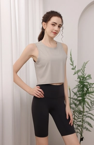 Gros plan du débardeur de sport côtelé et du short de cyclisme sur un mannequin