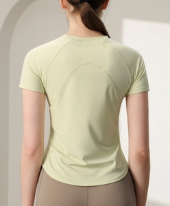 Dettaglio della maglietta da yoga in nylon con cuciture posteriori e tessuto traspirante