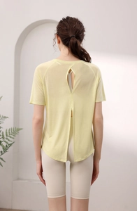 Détail de la découpe en goutte et de l'ourlet fendu au dos du t-shirt de yoga léger
