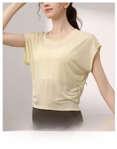 Λεπτομέρεια από κίτρινο Tencel yoga top με ύφασμα που αναπνέει και σχέδιο με πτυχώσεις