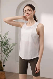 Dettaglio del top da yoga bianco senza schiena in cotone tencel leggero e traspirante