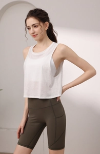 Detailansicht der High-Waist Sport-Leggings mit Seitentaschen und Lagen-Top in Weiß