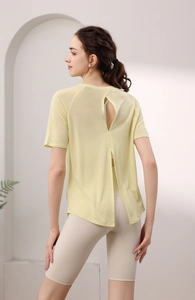 Détail du haut de yoga jaune pâle léger avec fente arrière et découpe goutte d'eau