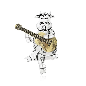 Broche taureau rétro en alliage argenté avec guitare dorée sur fond blanc