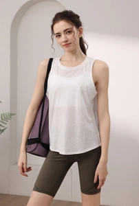 Canotta da yoga in tencel bianco con schiena scoperta e pantaloncini sportivi verdi