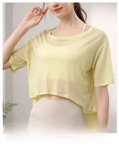 Detail von lockerem blassgelbem Tencel-Yoga-Oberteil mit transparentem und atmungsaktivem Stoff