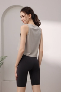 Détail d'un débardeur court côtelé gris et d'un short taille haute noir sur un mannequin