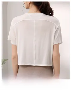 Makro-Detail von weißem Tencel-Sporttop mit feuchtigkeitsableitendem Stoff und Rückennaht