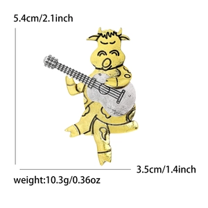 Cartoon-Kuh spielt Gitarre Brosche aus Legierung, Maße 5,4 cm mal 3,5 cm