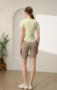 Dettaglio del retro della maglia da yoga in nylon traspirante e pantaloncini bici