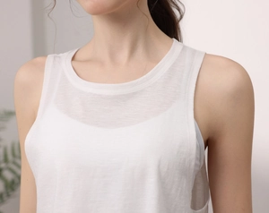 Detailansicht des weißen zweilagigen Yoga-Tops mit atmungsaktiver Netzstoff-Textur