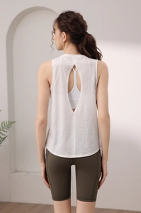 Dettaglio del top da yoga bianco con schiena scoperta in tessuto Tencel traspirante