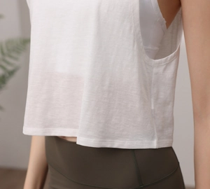 Detail des weißen Crop Tops mit weitem Armausschnitt aus atmungsaktivem Tencel-Baumwollmix