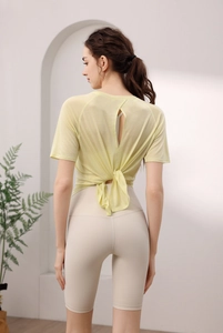 Détail du t-shirt de yoga en tencel avec dos ouvert croisé et tissu en maille respirante