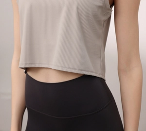 Gros plan détaillé sur la texture côtelée et le tissu extensible du haut de yoga à rayures