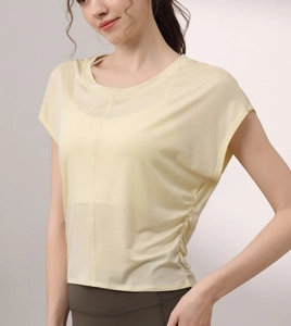 Λεπτομέρεια από tencel yoga top με μανίκια νυχτερίδα και σχέδιο με πτυχώσεις στο πλάι