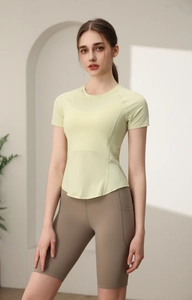Dettaglio della maglietta da yoga slim con cuciture piatte e tasca laterale sui pantaloncini