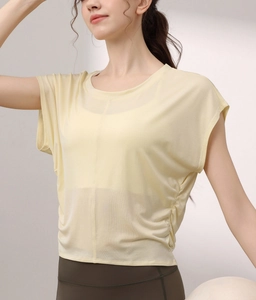 Λεπτομέρεια κίτρινου yoga t-shirt με διαπνέον πλέγμα και πλαϊνό κορδόνι περίσφιξης