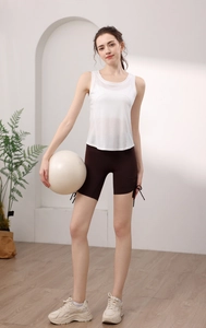 Dettaglio dell'arricciatura laterale con coulisse sui pantaloncini da yoga marroni donna